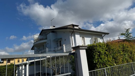 Casa quadrifamiliare in venditaMassa - Poveromo